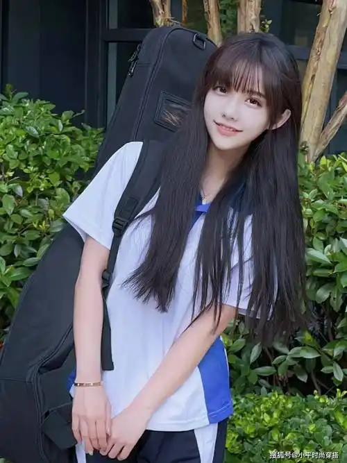 总的来说,这位美女以最真实的自我,将校服穿出了别样的时尚风采.