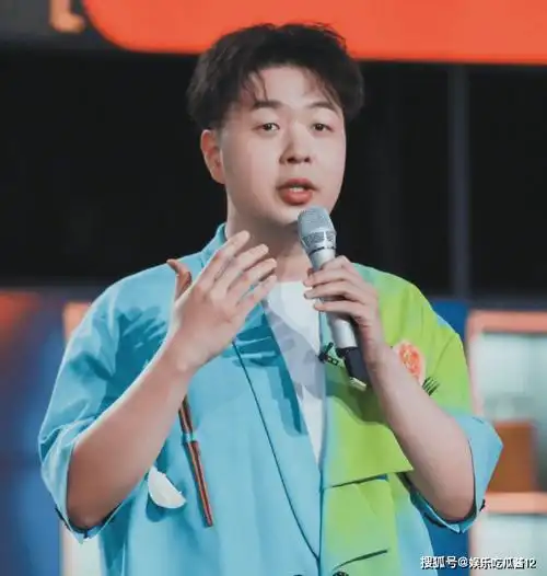 原创杜海涛彻底复胖了录节目被拍到吃烧烤近照曝光眼睛又小了一圈