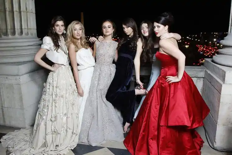 2013巴黎成人礼舞会举行 全球名媛齐聚