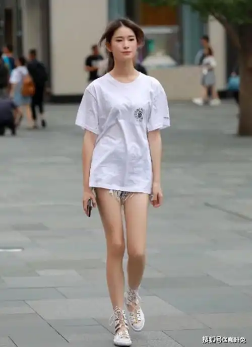 时尚街拍:夏天不知道怎么穿?试试白色t恤时髦又百搭!_短裤