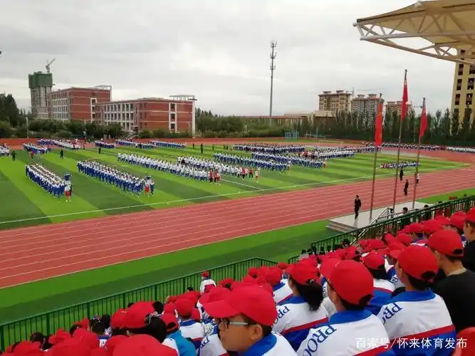 沙城第四中学坚持成长教育的办学思想,打造书香校园,活力四中,被评为