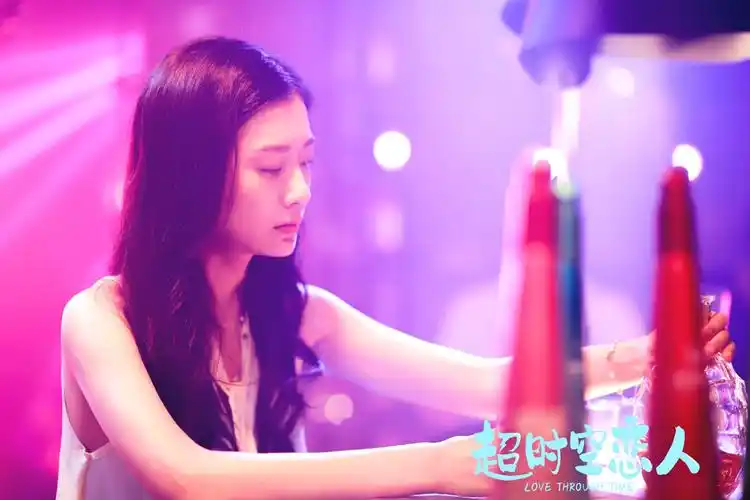 演员嘉泽网剧《超时空恋人》杀青 饰演优雅白富美勇敢追爱