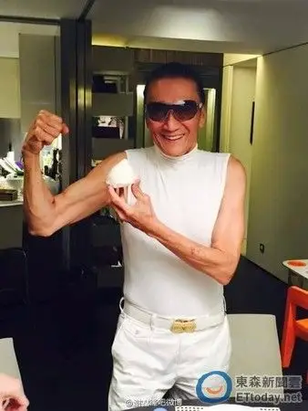 谢霆锋爸79岁超壮!谢贤「树干臂」让网友流口水