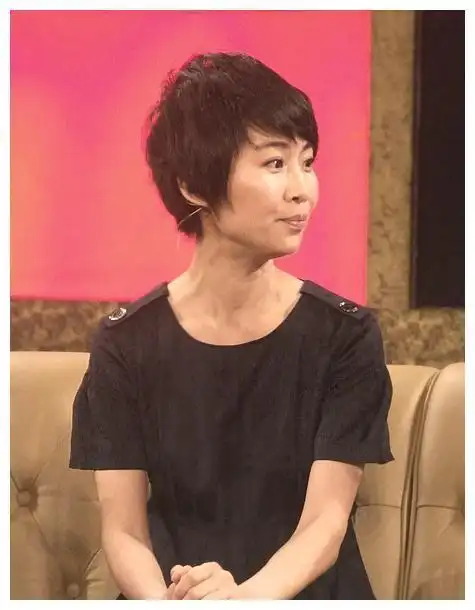 干练利落的短发造型,充分展现了妻子刘雅洁温文尔雅,端庄大方的气质.