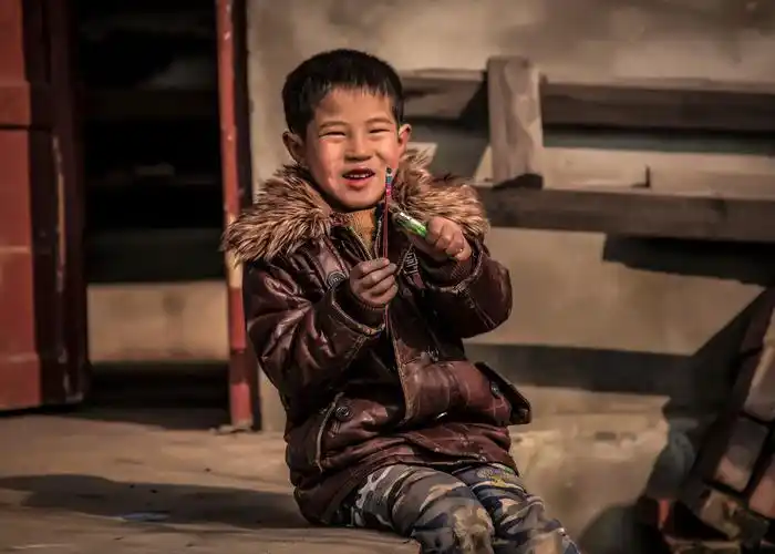 玩冲天炮的调皮小男孩