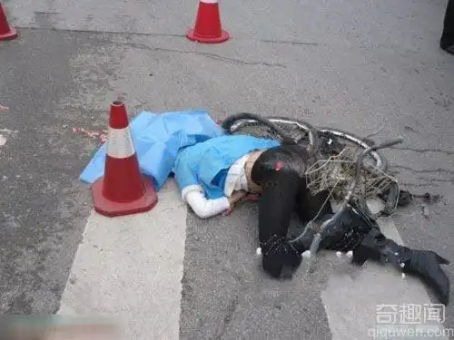 丝袜长靴mm被搅拌车爆头身亡美女变女尸