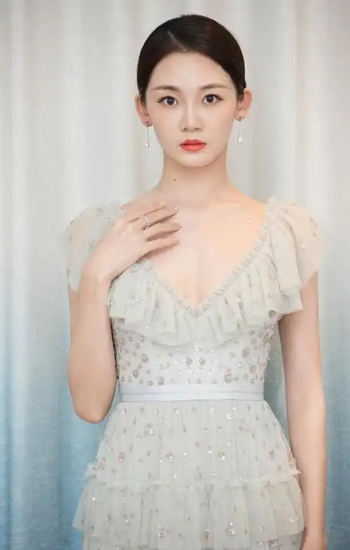 郑恺小娇妻苗苗气质绝了,穿一条薄纱连衣裙青春感满分,高级优雅