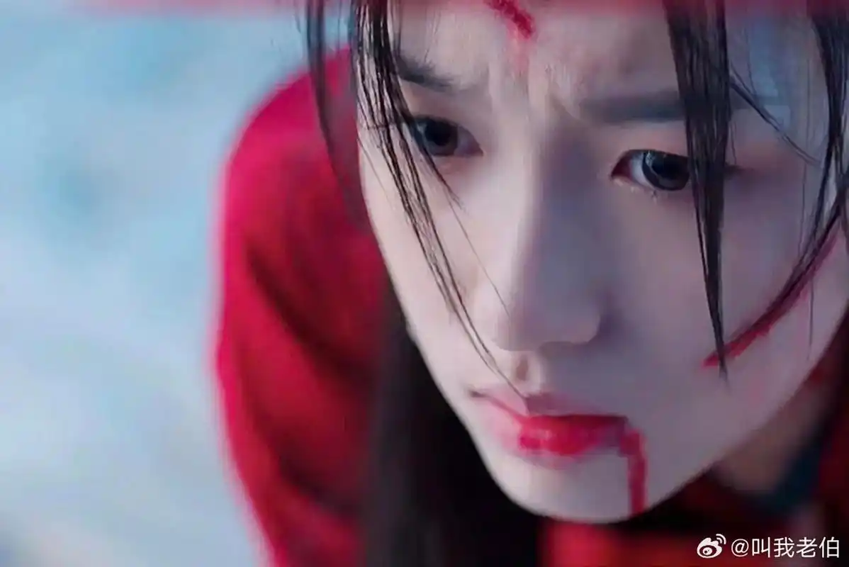 周也这么明显的肿眼泡,而且双眼无神,眼神空洞,不聚焦[思考]