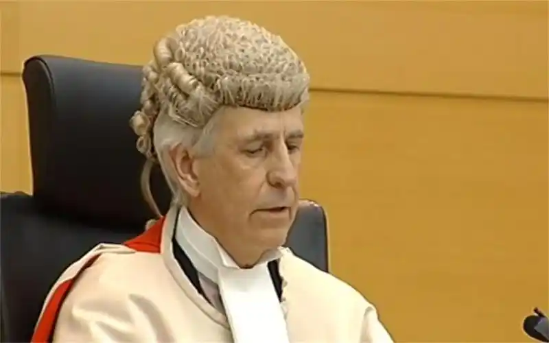 一个头套价值1500英镑,既不美观又不实用,英国的法官为什么要戴