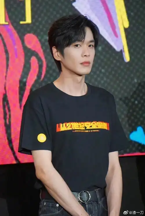 觉得你瘦成这样好看吗……《从21世纪安全撤离》北京首映礼上的张若昀