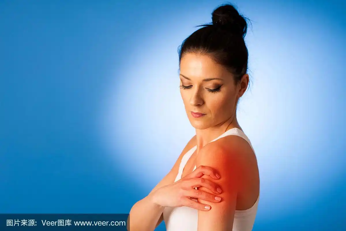 美丽的女人肩膀受伤了,很疼