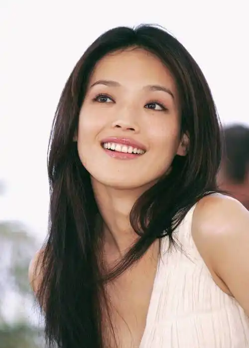 取艺名不足为奇这15位明星连姓都换了女主持对不起老爸