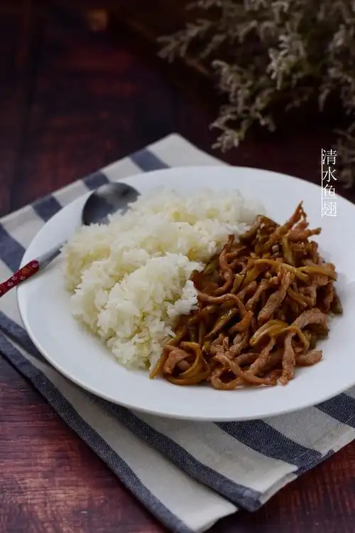 榨菜肉丝盖饭的做法
