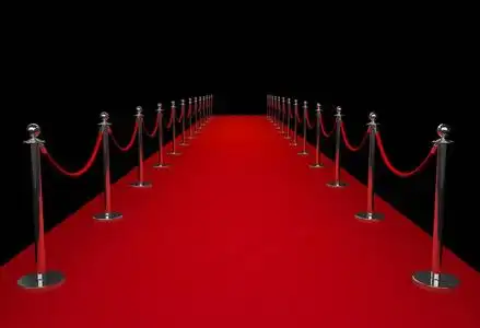 黑色背景上的红地毯照片