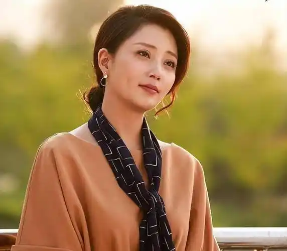 42岁殷桃晒逛街背影照,穿露腰装秀出好身材,扎麻花辫像少女_女人