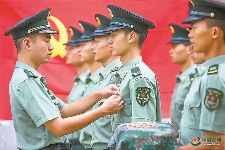 举行新党员佩戴党徽仪式.