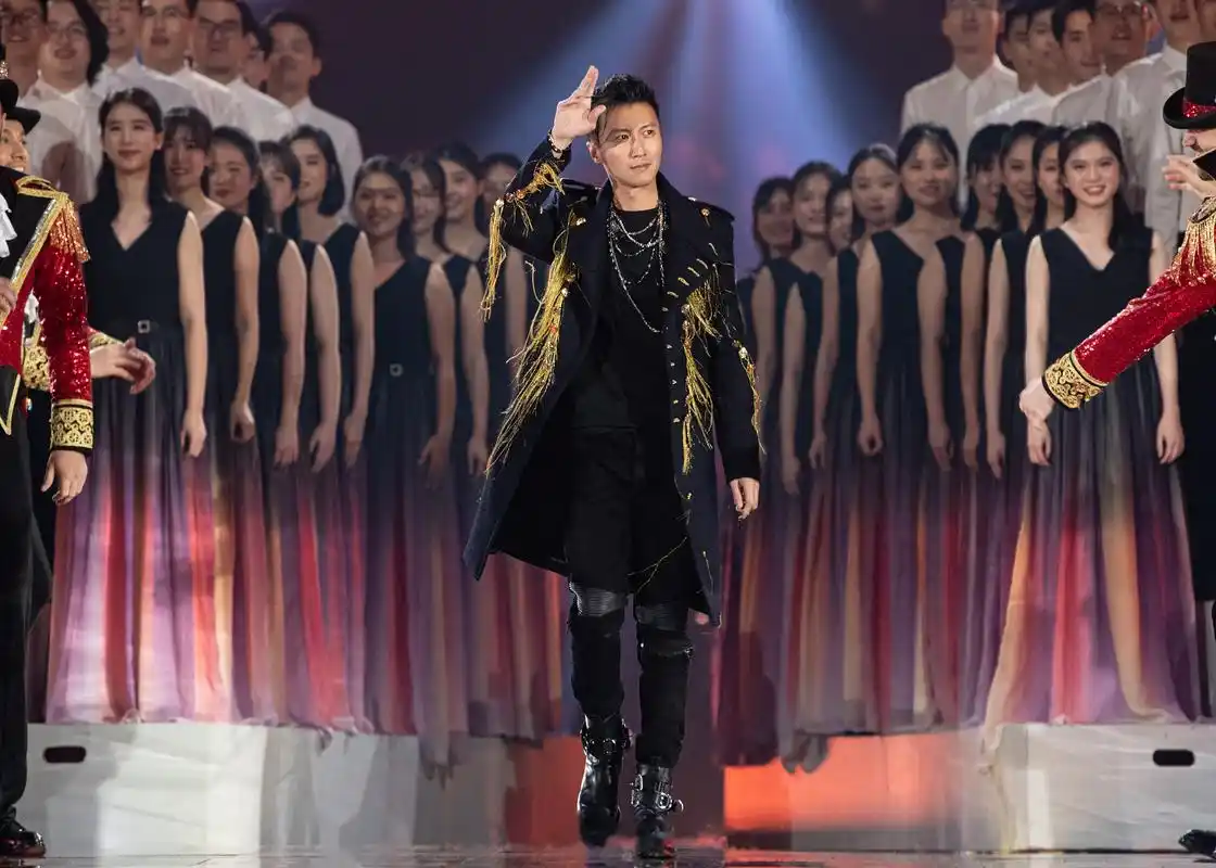 谢霆锋2020江苏卫视跨年演唱会高燃开场,谢霆锋金穗海军风大衣摇滚穿