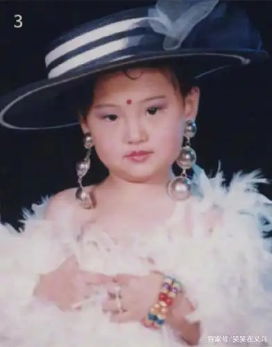 郑爽小时候也太可爱了吧?满满异域风情