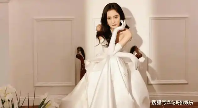 杨幂香港机场被偶遇,网友把她带到了男厕所,遭质疑立好妈妈人设