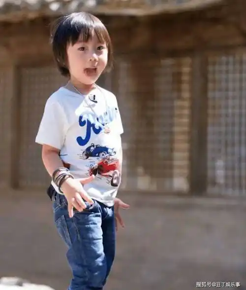 kimi长大也长残了,看到最新照片,终于知道林志颖为何不晒照片了_残疾