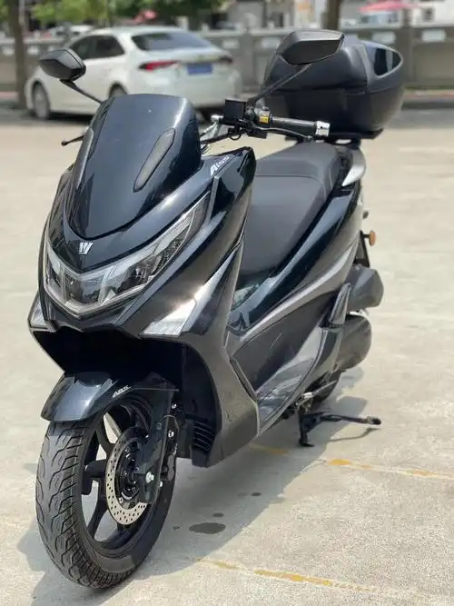 到店22年豪爵uhr尾箱版,实行2000公里,电喷水冷150cc,铝轮碟刹配置