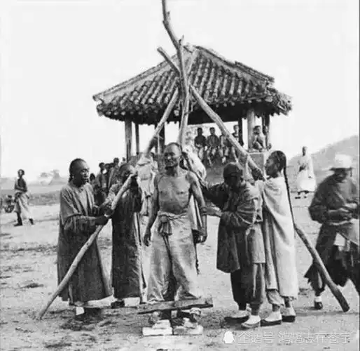 每天老照片3379晚清真实照片犯人的惨照围观者竟毫无怜悯之情幸亏未