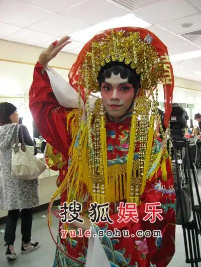 张敬轩翡翠歌星贺台庆反串花旦全场轰动图