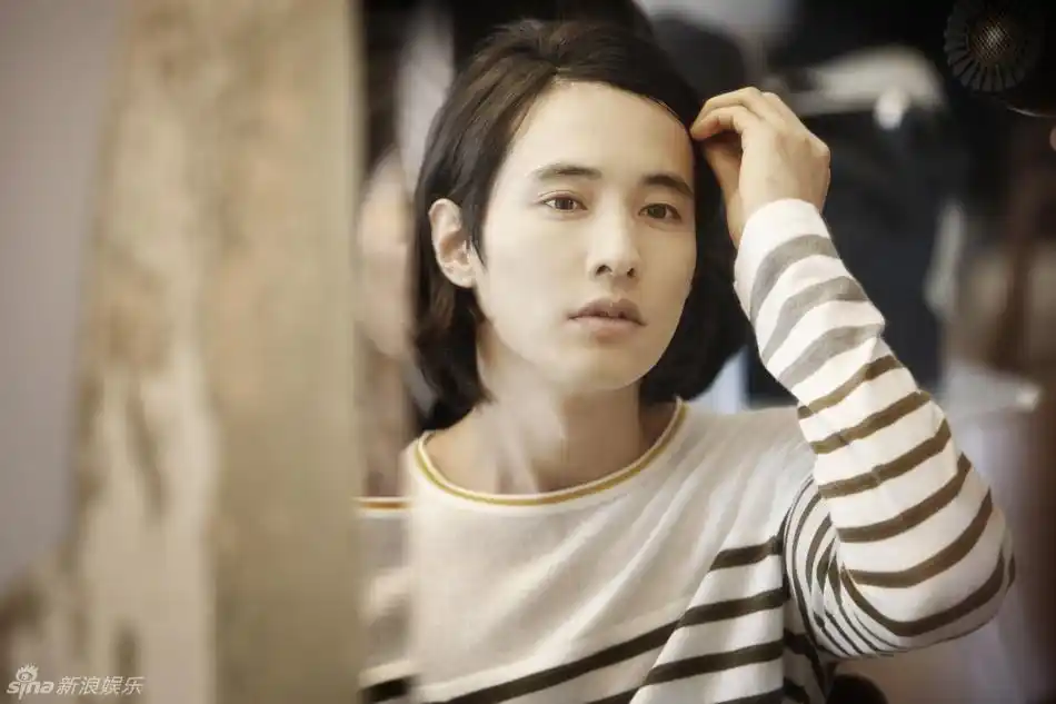 元斌长发拍服饰广告 演绎柔情四溢花美男形象