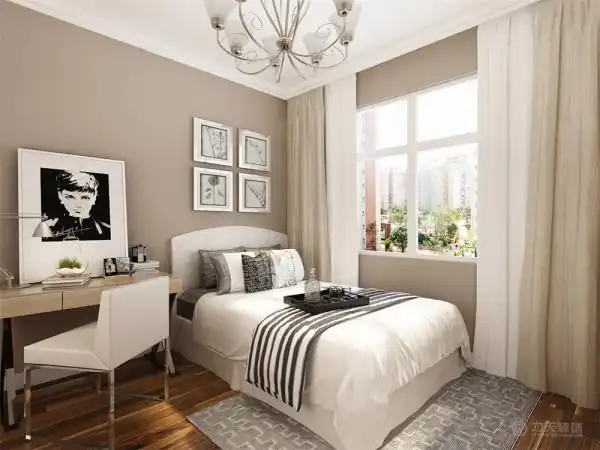 客餐厅墙面整体采用浅咖色的乳胶漆,在玄关处放置了一个装饰柜,上面