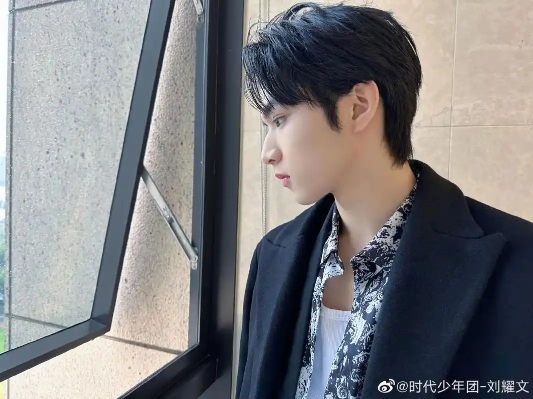 这样看刘耀文像一米六好可爱啊!