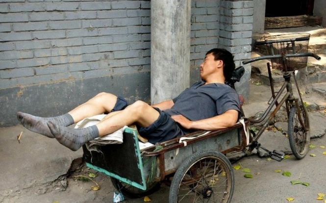 实拍在大街上熟睡的打工者,生活不容易,心酸又无奈