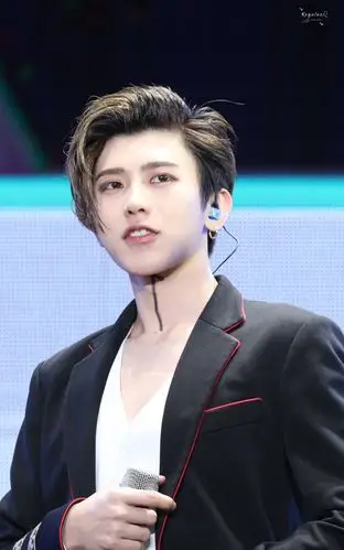 蔡徐坤  喉结拉链