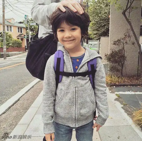 日美俄三国混血小正太走红大眼迷倒网友