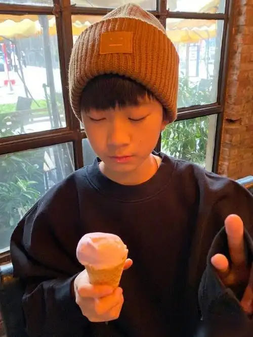 看这张照片中张悦轩拿着冰激凌的样子,脸庞虽然稚气,但是却十分的帅气