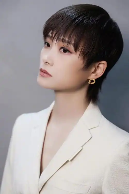 李宇春穿搭一向是经典耐看这一次穿白色西装更酷一点