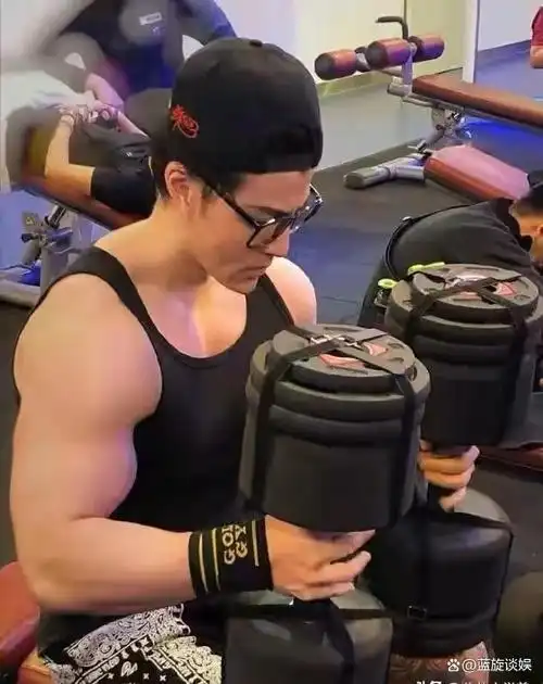 许绍洋以前可是大家心中的"偶像王子",长得那叫一个帅啊,就算是和"