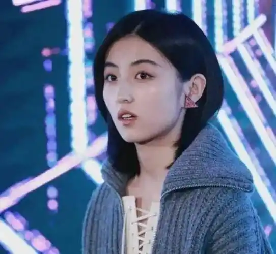 原作也是谈恋爱,郭麒麟被送祝福引发全网吃瓜,张子枫却被喷了_女子