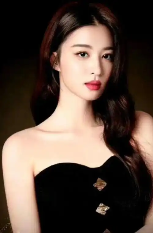 尽管王楚然出道时间相对较短,代表作也尚未积累丰富,然而她在经纪公司