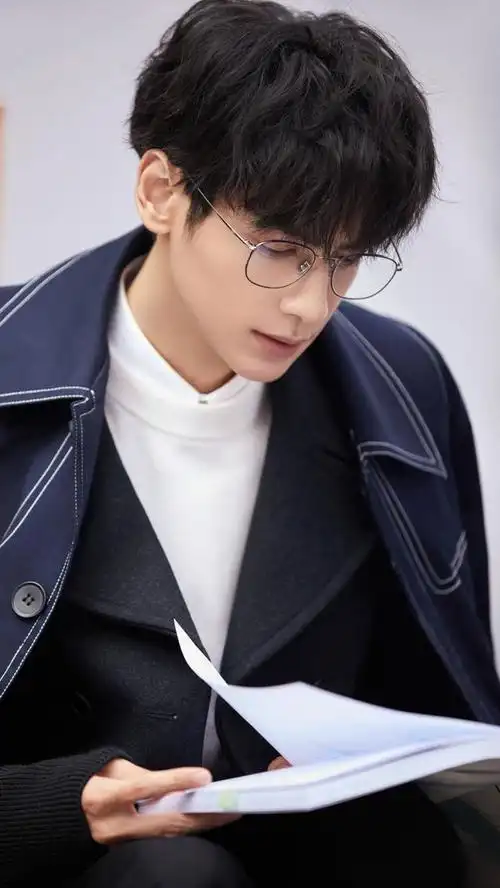 演员罗云熙气质高雅眼眸深邃来看帅气写真照