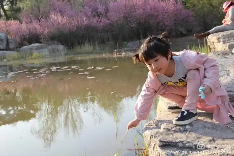 河边戏水的孩子,天真无邪