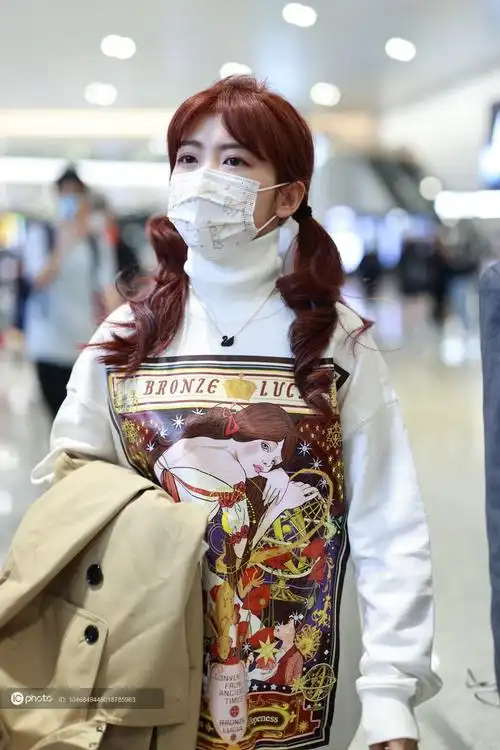 街拍赖美云印花卫衣裙过膝长靴双马尾甜美可爱