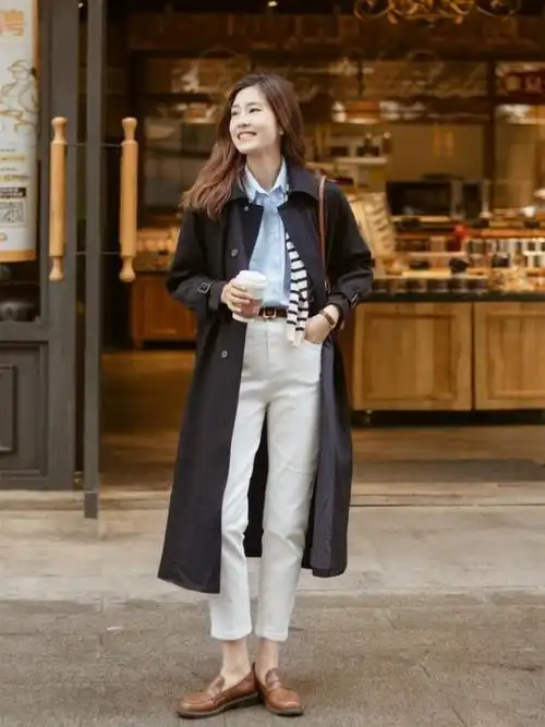 女士风衣搭配什么裤子和鞋子(中长款风衣怎么搭配好看图片)-涪州汇