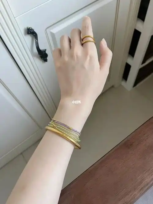 不成熟的金镯子叠戴