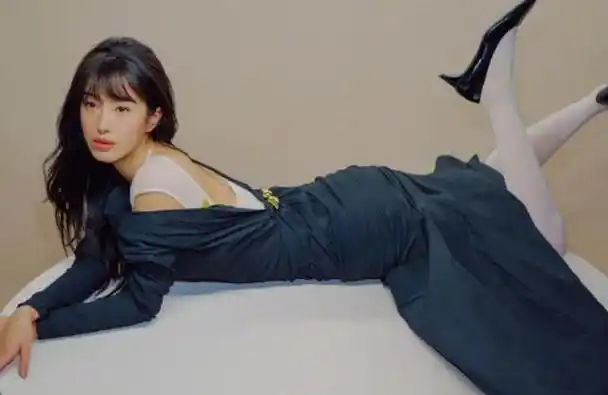 大瓜!杨采钰新恋情曝光,与男子同回酒店,一路上亲密无间