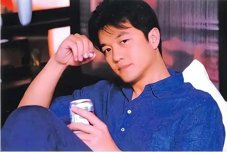 李亚鹏大学期间完全可以用"不务正业"这四个字形容.