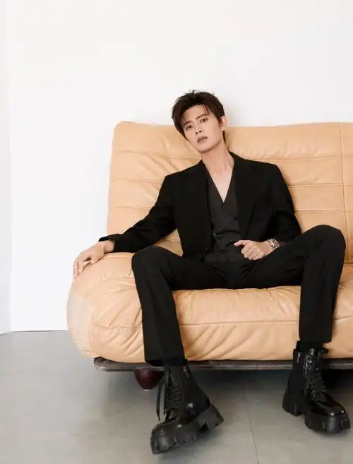 来份高冷boss@任嘉伦allen,感受清爽帅气#任苒时光