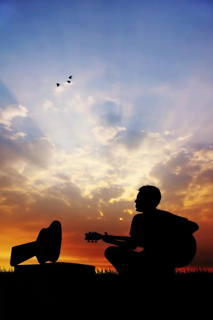 弹吉他,吉他日落时的男人