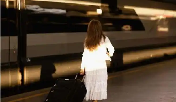 妻子出差回来抱回一女婴丈夫悄悄去做亲子鉴定结果很高兴