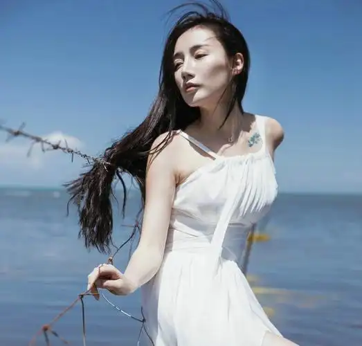 性感迷人美女深沟清新旅拍图片