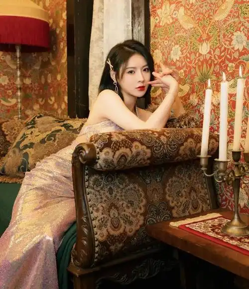 莫寒晒生日写真,穿吊带露背亮片裙华丽璀璨,优雅高贵,性感撩人_网易